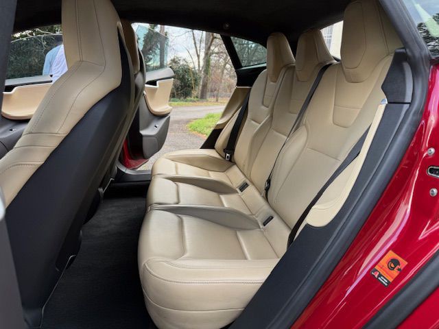 2015 Tesla Model S Image 41