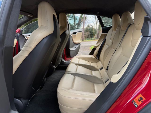 2015 Tesla Model S Image 42