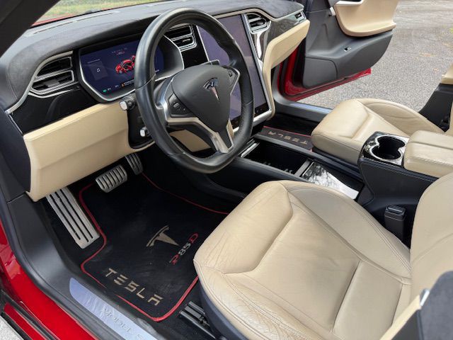 2015 Tesla Model S Image 48