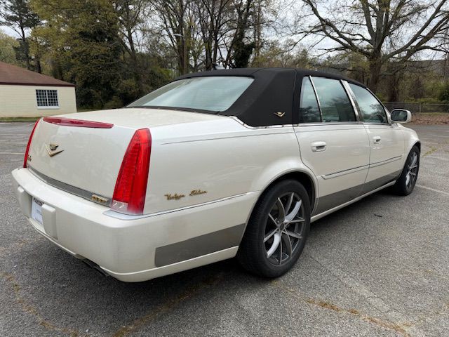 2011 Cadillac DTS Image 2
