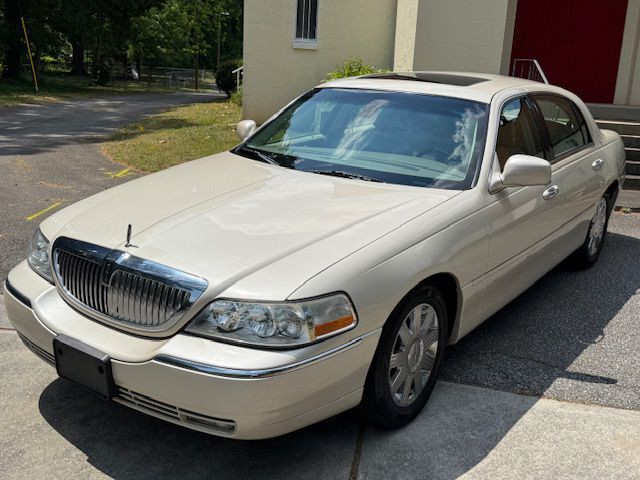 2003 Lincoln Town Car Image 3