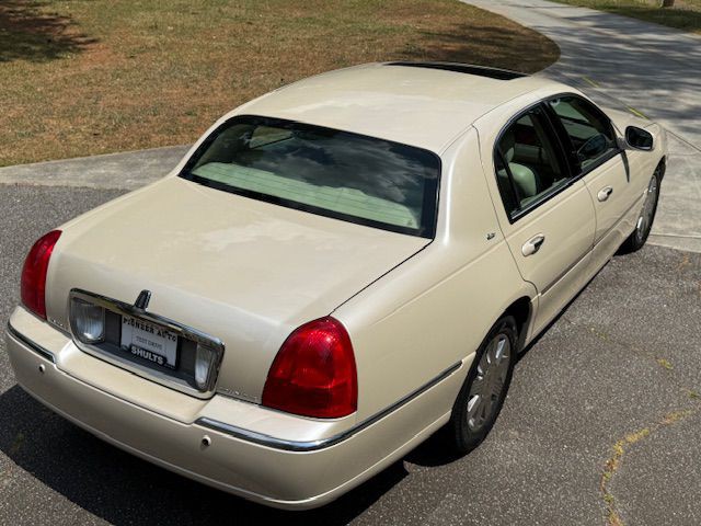 2003 Lincoln Town Car Image 4