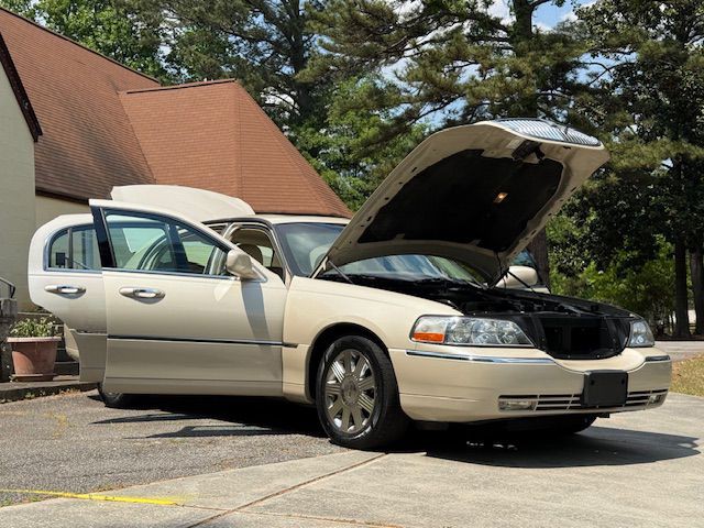 2003 Lincoln Town Car Image 5