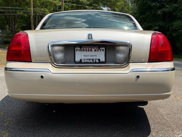 2003 Lincoln Town Car Image 6