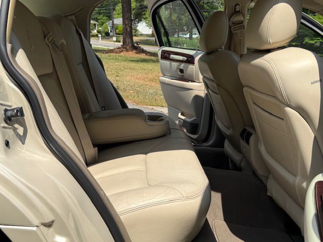 2003 Lincoln Town Car Image 8