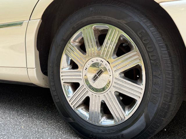 2003 Lincoln Town Car Image 16
