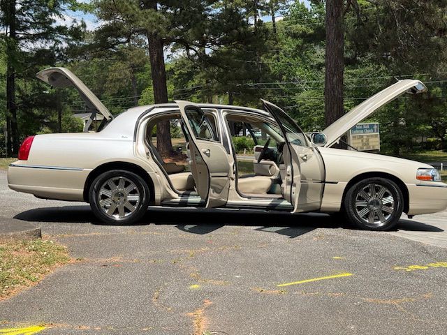 2003 Lincoln Town Car Image 24