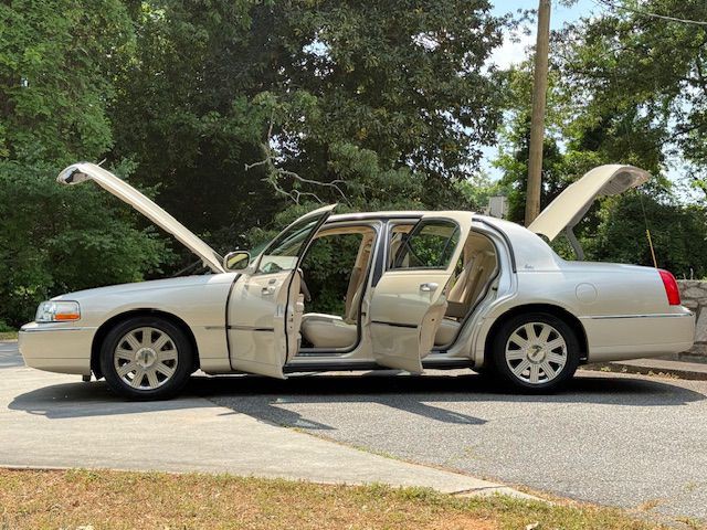 2003 Lincoln Town Car Image 25