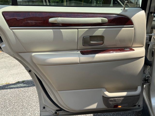 2003 Lincoln Town Car Image 26