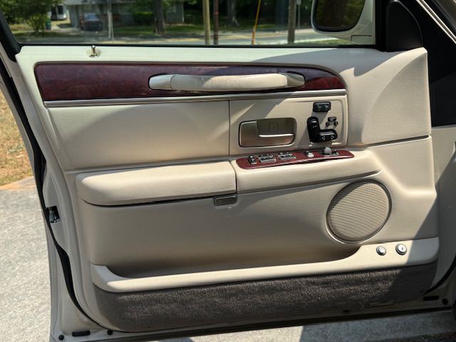 2003 Lincoln Town Car Image 27