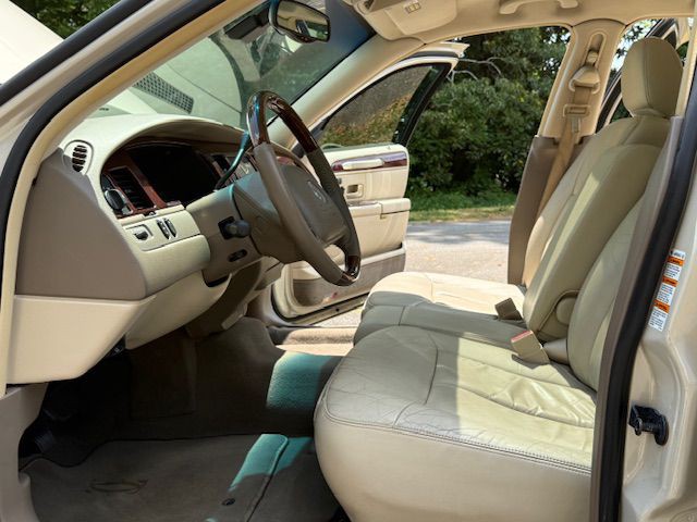 2003 Lincoln Town Car Image 29