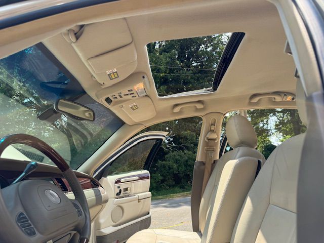 2003 Lincoln Town Car Image 31