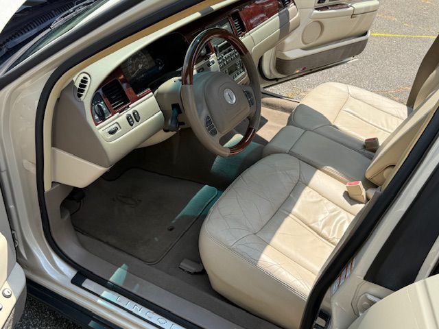 2003 Lincoln Town Car Image 32