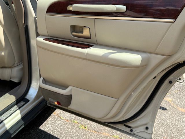 2003 Lincoln Town Car Image 36