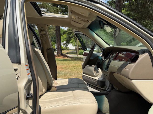 2003 Lincoln Town Car Image 37