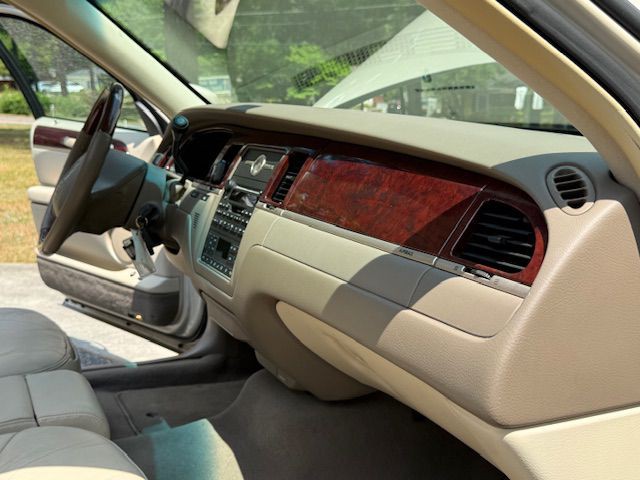 2003 Lincoln Town Car Image 39