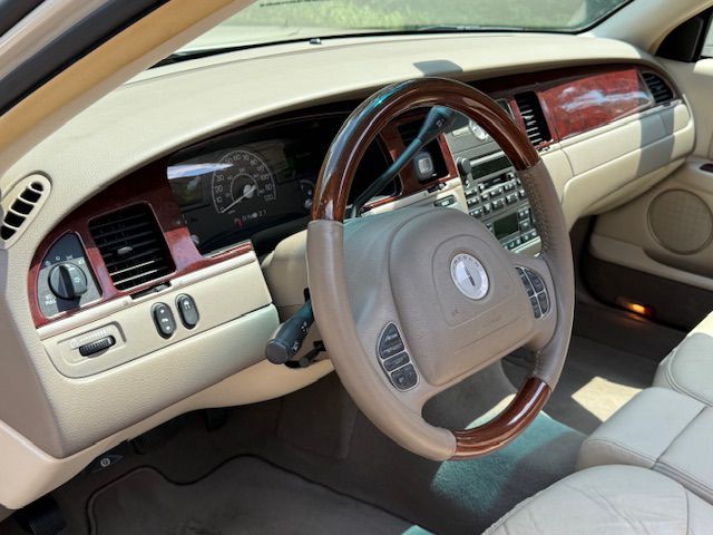 2003 Lincoln Town Car Image 44