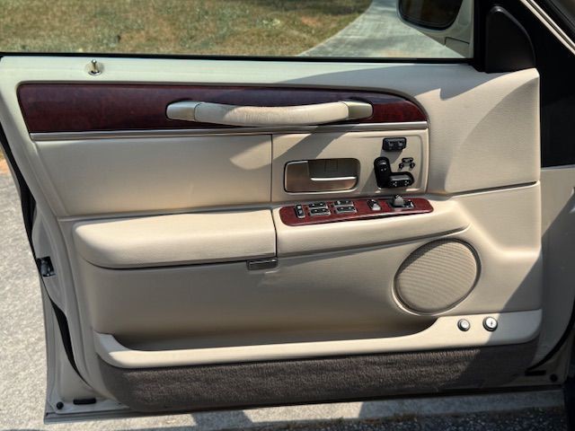 2003 Lincoln Town Car Image 45