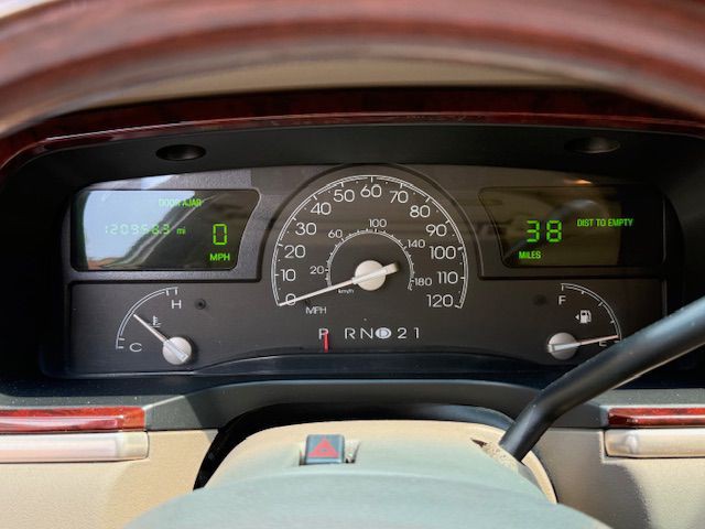 2003 Lincoln Town Car Image 46