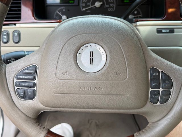 2003 Lincoln Town Car Image 47