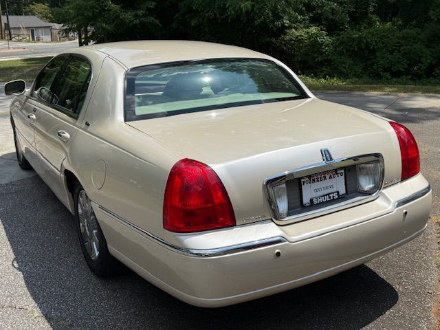 2003 Lincoln Town Car Image 54