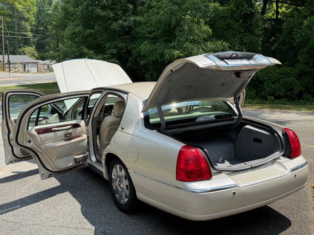 2003 Lincoln Town Car Image 64