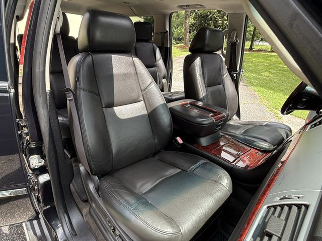 2013 Cadillac Escalade Image 8