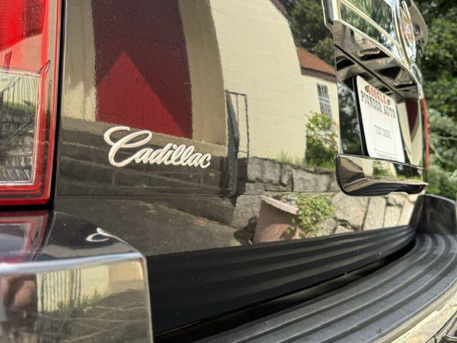 2013 Cadillac Escalade Image 28