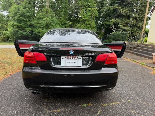 2011 BMW 3 Series Image 3