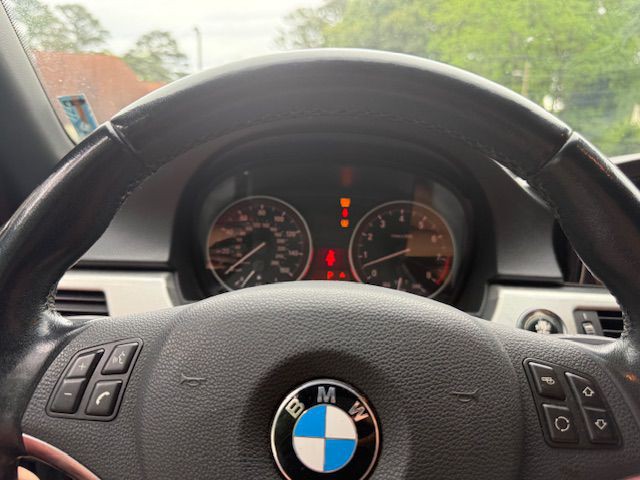 2011 BMW 3 Series Image 25