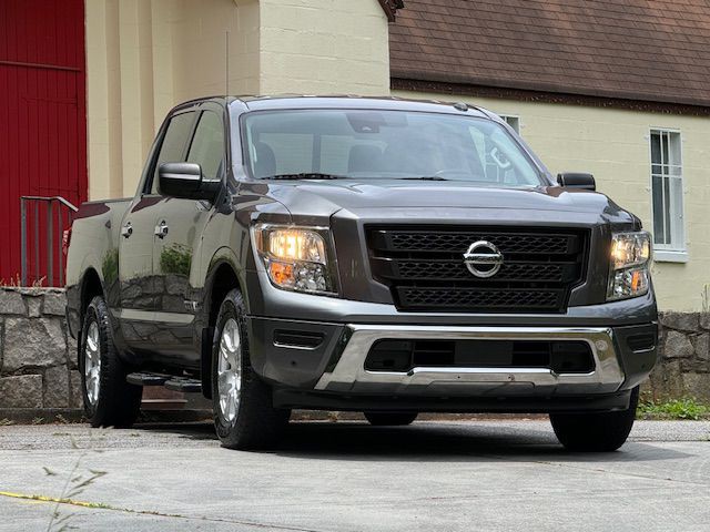 2021 Nissan Titan Image 3