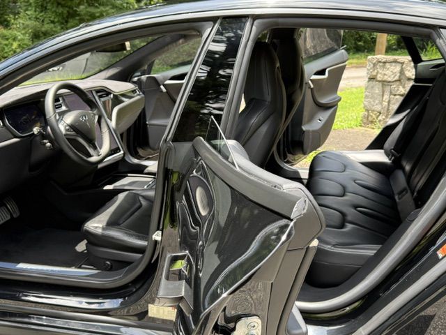 2016 Tesla Model S Image 39