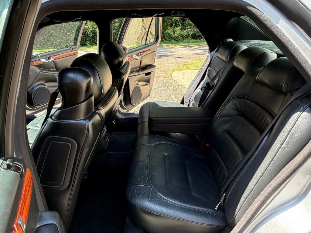 2000 Cadillac DeVille Image 9