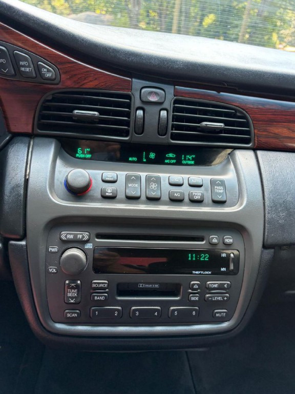 2000 Cadillac DeVille Image 18