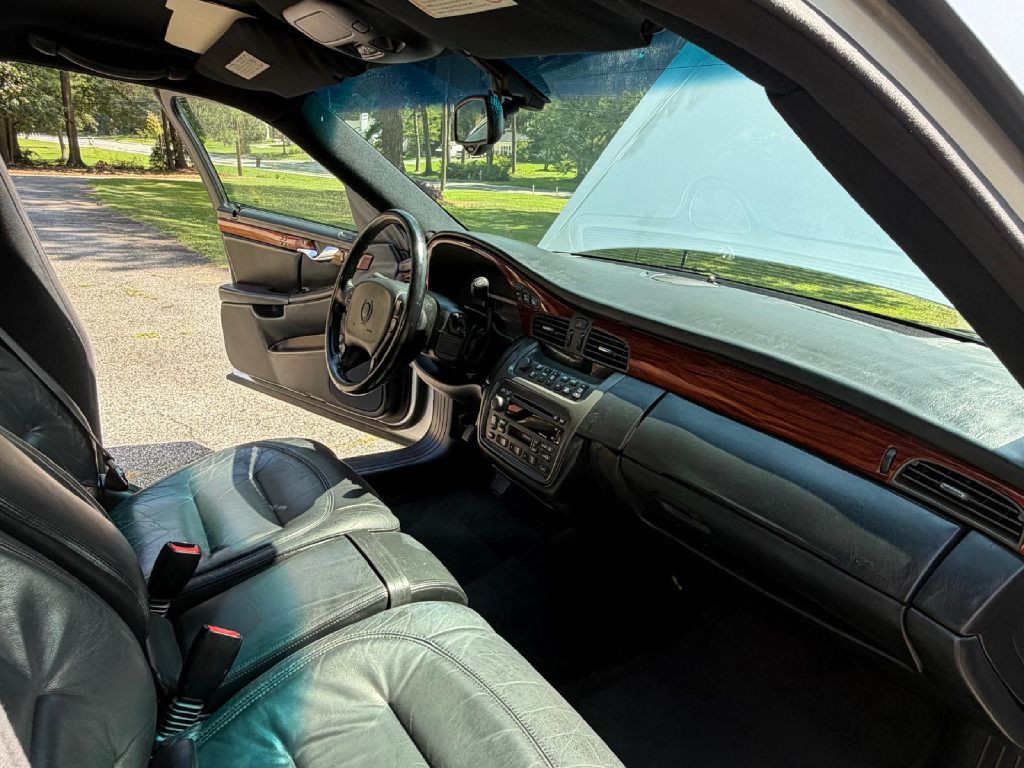 2000 Cadillac DeVille Image 28