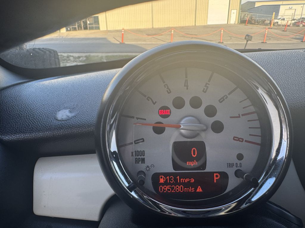 2013 MINI Cooper Image 2