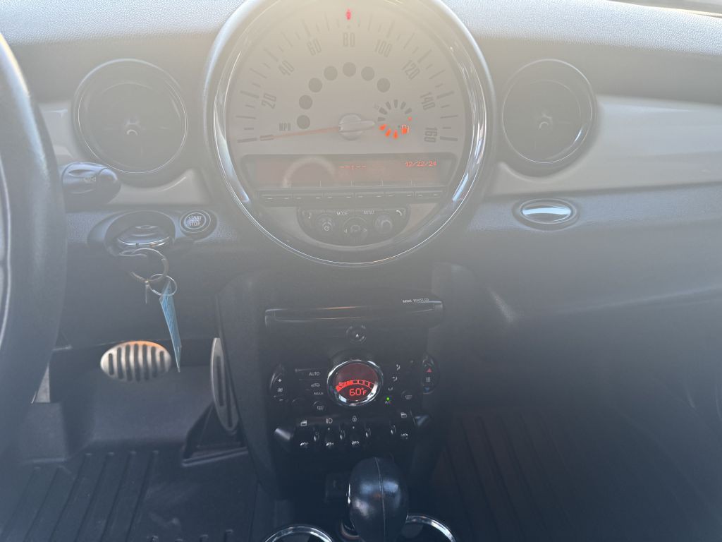 2013 MINI Cooper Image 15