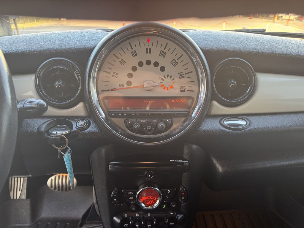 2013 MINI Cooper Image 16