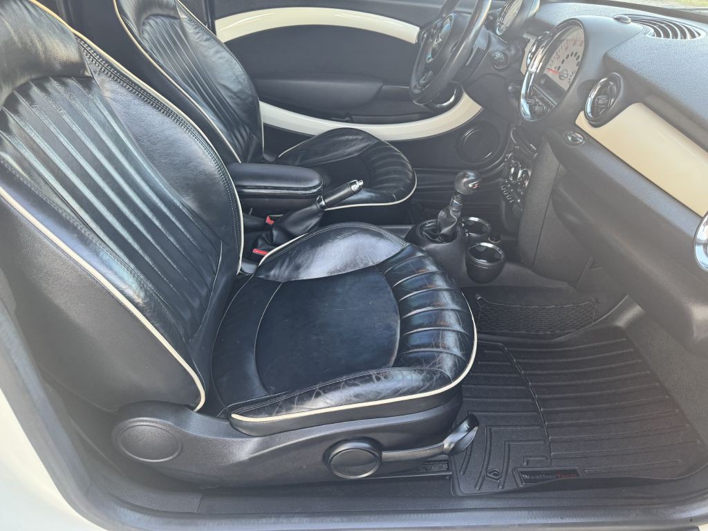 2013 MINI Cooper Image 19