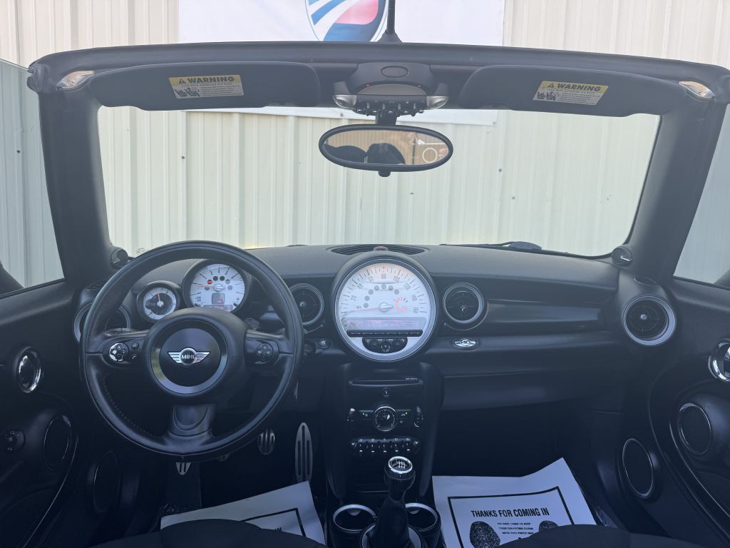 2011 MINI Cooper Image 22