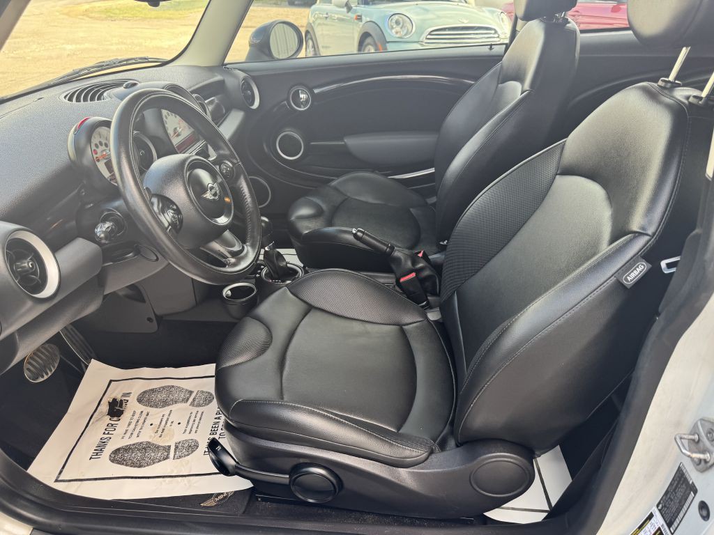2011 MINI Cooper Image 14