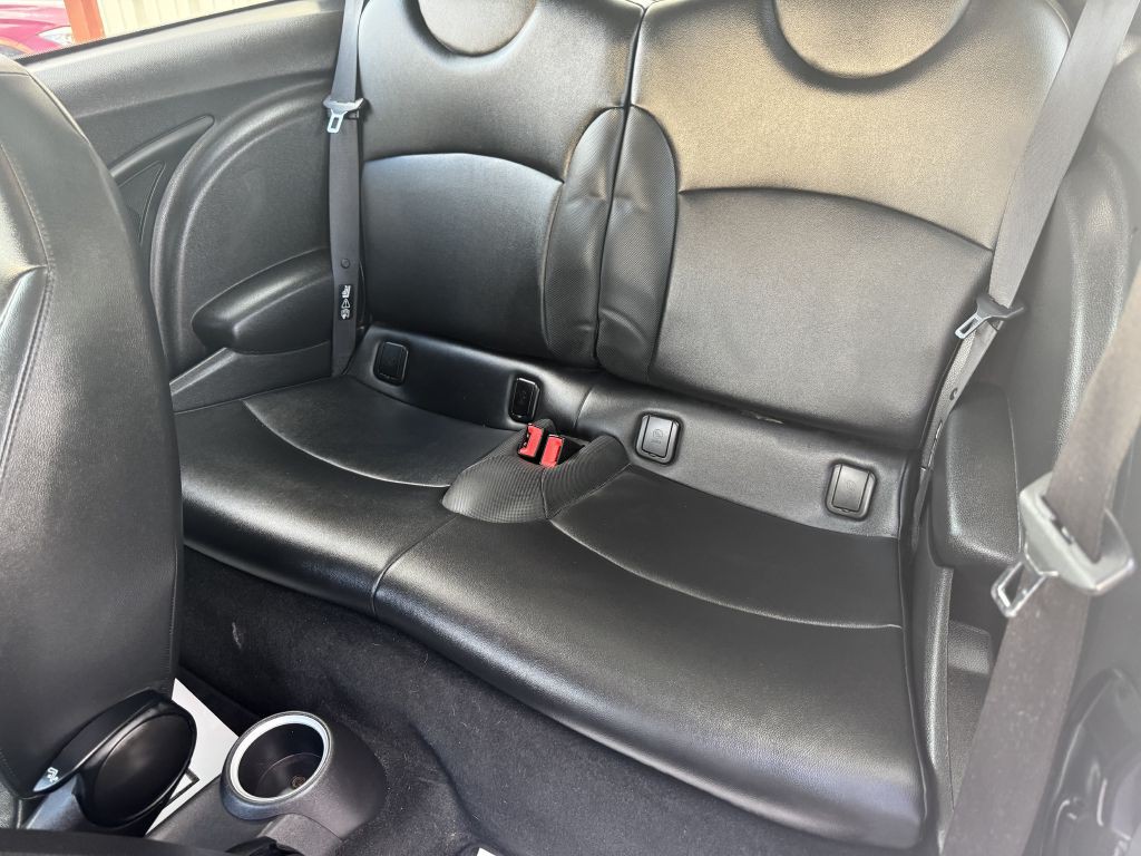 2011 MINI Cooper Image 17