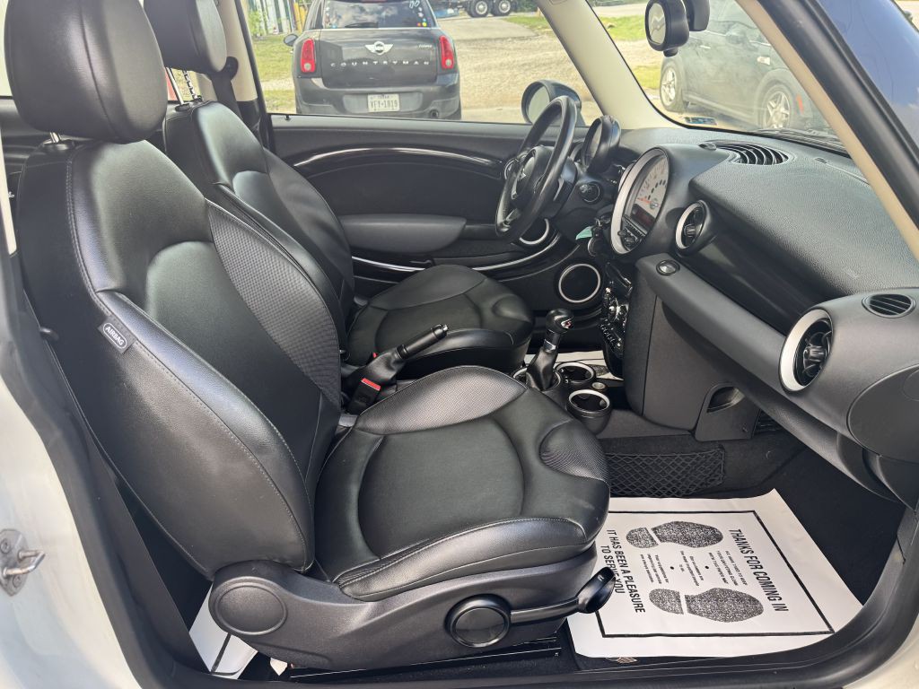 2011 MINI Cooper Image 21