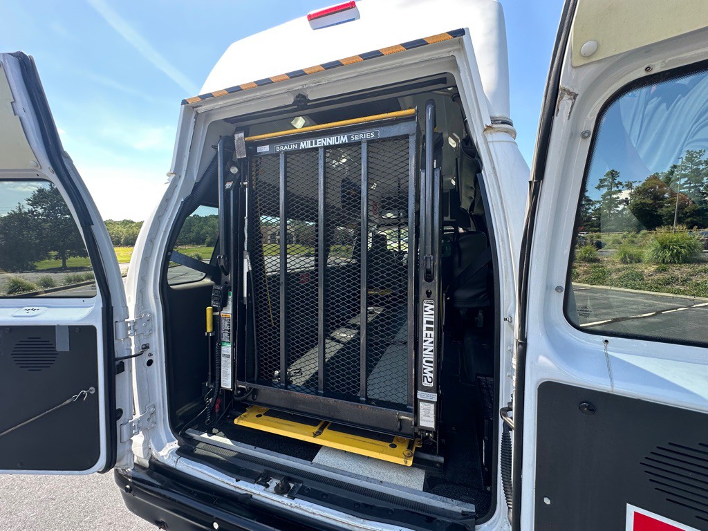 2010 Ford Econoline Image 18