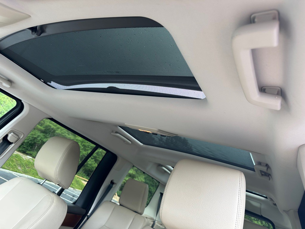 2015 Land Rover LR4 Image 28