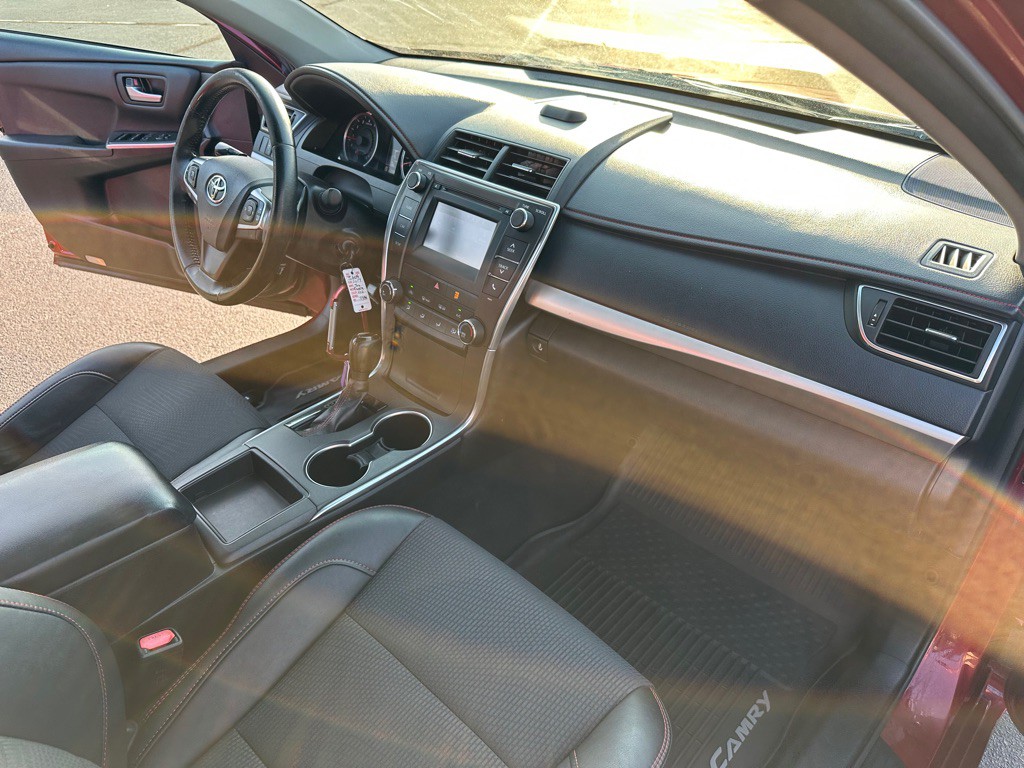 2017 Toyota Camry Image 17