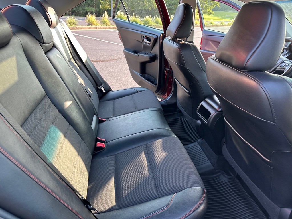 2017 Toyota Camry Image 19