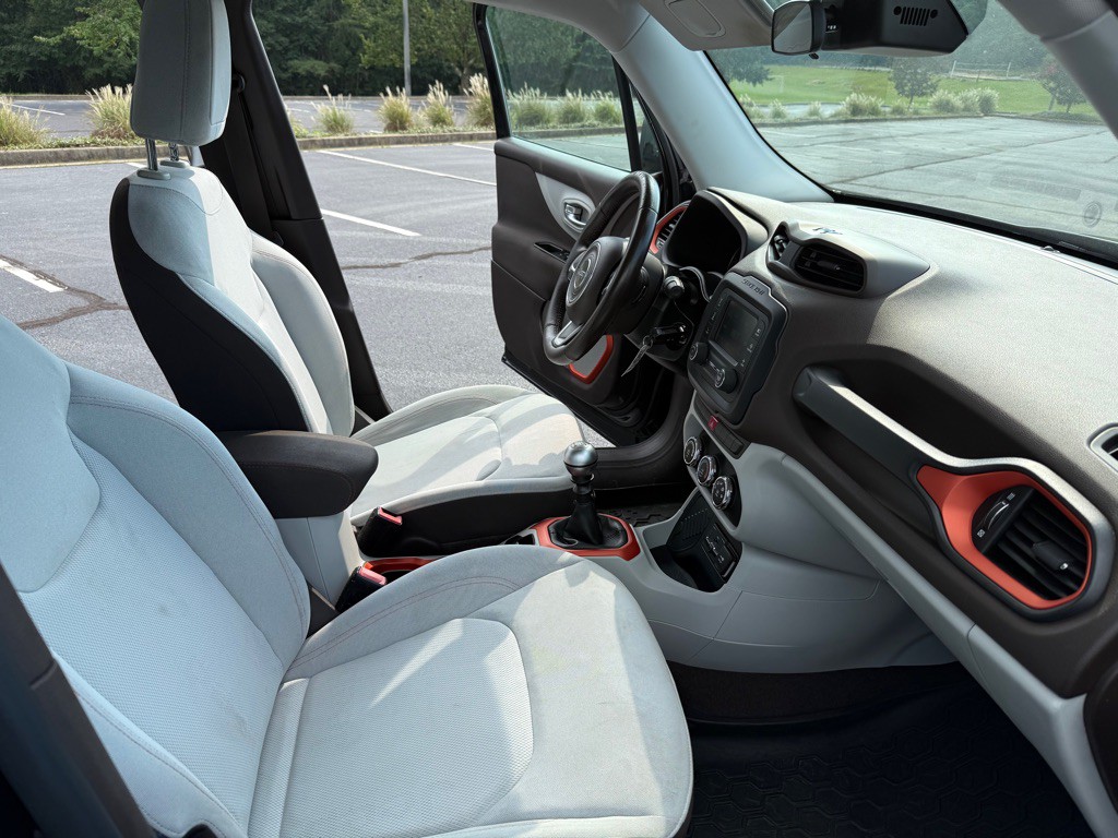 2015 Jeep Renegade Image 12