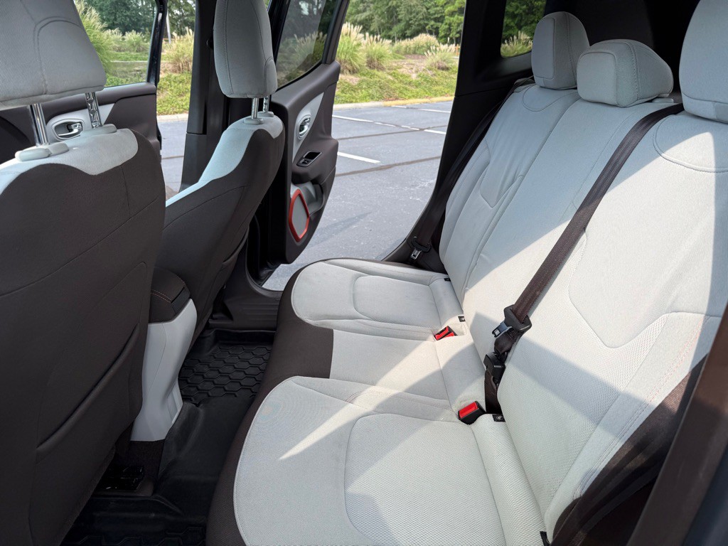 2015 Jeep Renegade Image 16
