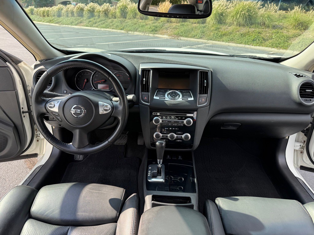 2010 Nissan Maxima Image 13